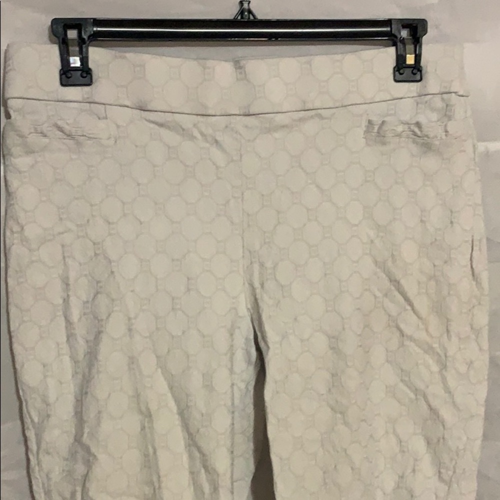 Briggs Pull On Off White/Gray Capris, Size 16 MAKE AN OFFER!!!